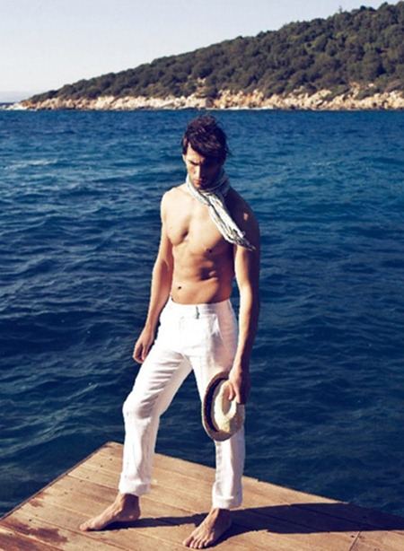 ELLE MAN: YAHYA DOĞU DEMIR IN "MAN ON THE BEACH" BY PHOTOGRAPHER &Uuml;MIT SAVACI