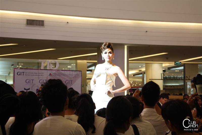 ชมพู่ อารยา สวยสง่าดุจนางพญา