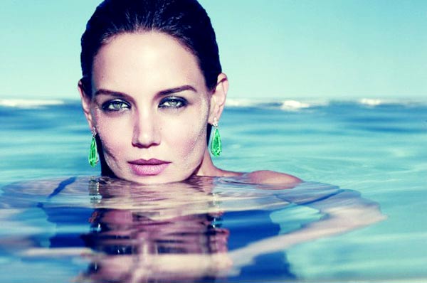 เริ่ด! คุณแม่เคธี่ โฮล์มส์ ถ่ายแบบเครื่องประดับสุดเซ็กซี่