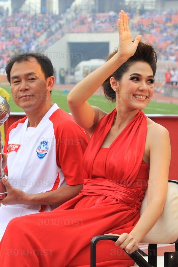 ชมพู่ อารยา สวยเด่นมากในชุดสีแดง