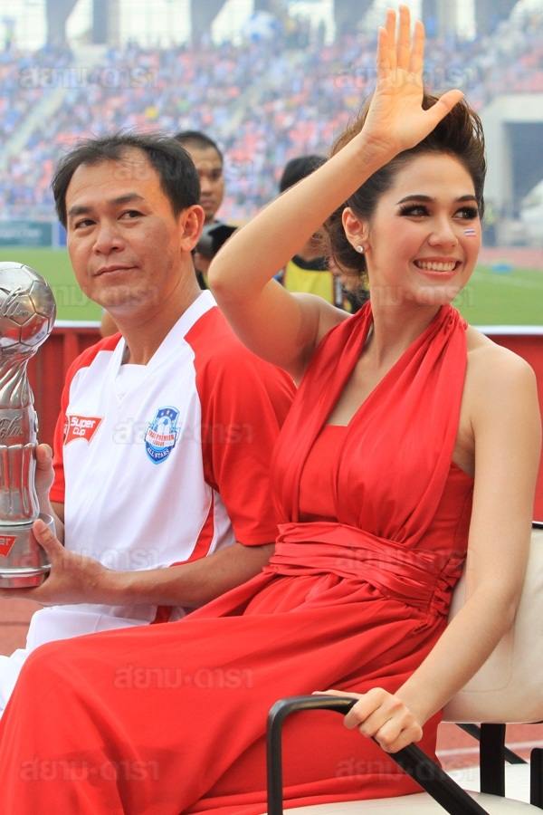 ชมพู่ อารยา สวยเด่นมากในชุดสีแดง