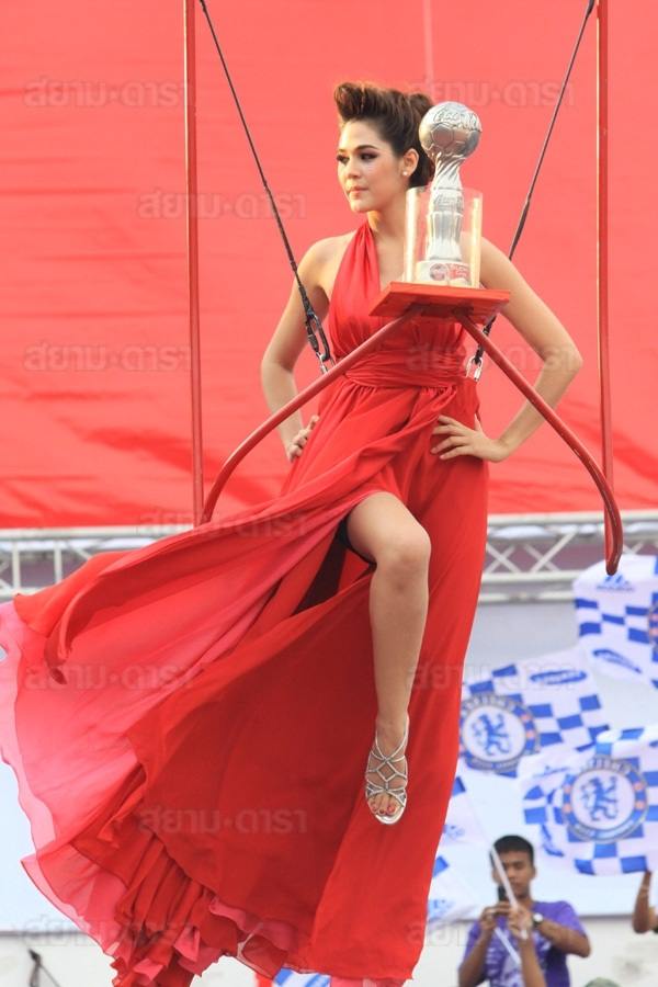 ชมพู่ อารยา สวยเด่นมากในชุดสีแดง