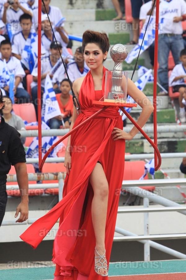 ชมพู่ อารยา สวยเด่นมากในชุดสีแดง