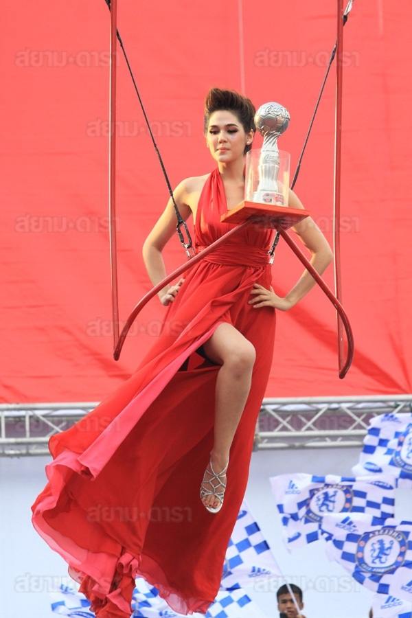 ชมพู่ อารยา สวยเด่นมากในชุดสีแดง