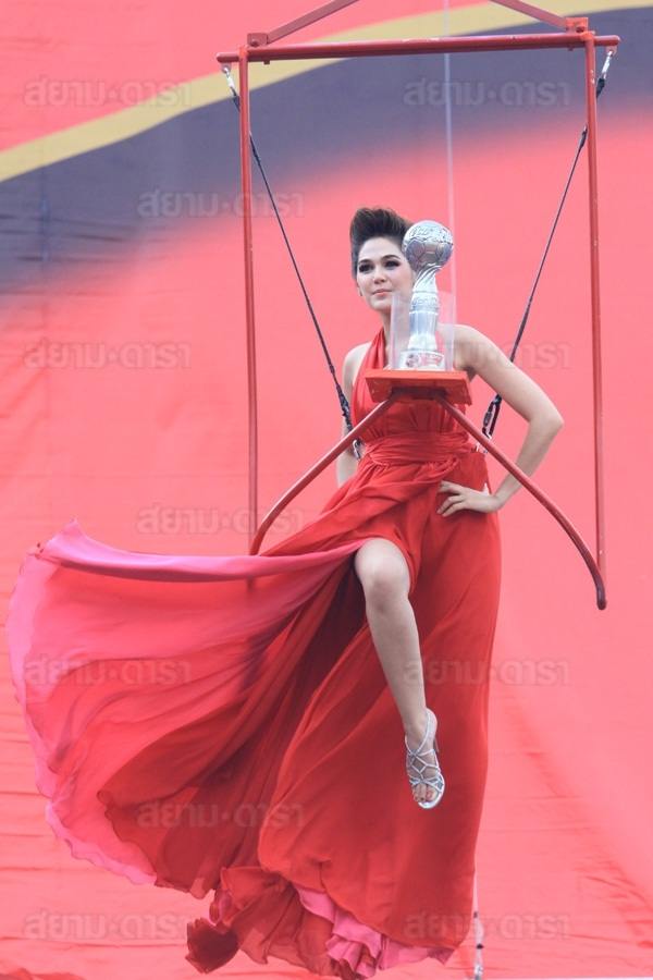 ชมพู่ อารยา สวยเด่นมากในชุดสีแดง