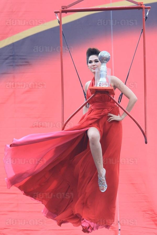 ชมพู่ อารยา สวยเด่นมากในชุดสีแดง