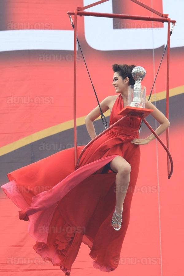 ชมพู่ อารยา สวยเด่นมากในชุดสีแดง