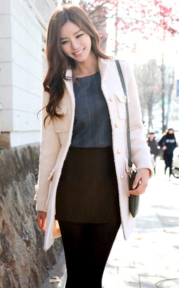 2. สีพื้น ๆ หม่น ๆ หรือก็คือเสื้อผ้าสีพื้นหม่น