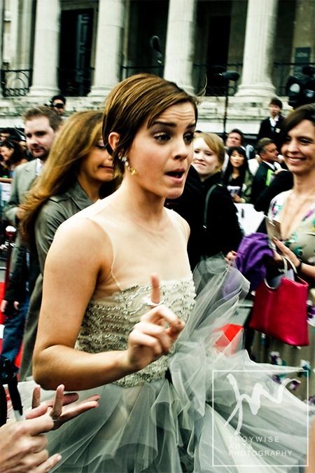 IA AT THE HARRY POTTER AND THE DEATHLY HALLOWS 2 PREMIERE IN LONDON: PHOTOS OF EMMA WATSON BY PHOTOG