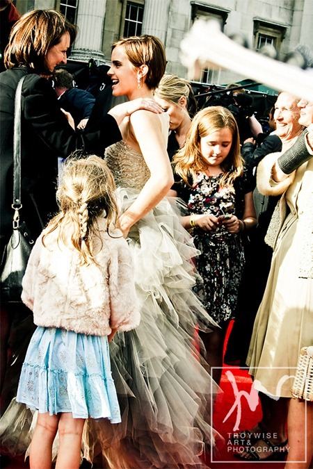 IA AT THE HARRY POTTER AND THE DEATHLY HALLOWS 2 PREMIERE IN LONDON: PHOTOS OF EMMA WATSON BY PHOTOG