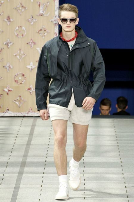 PARIS FASHION WEEK: LOUIS VUITTON SPRING 2012