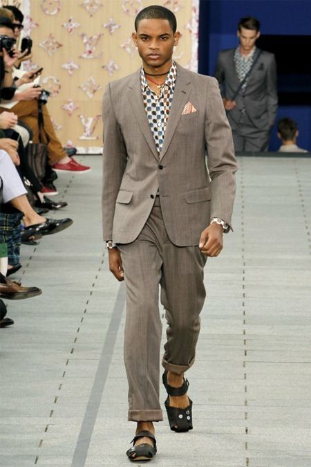 PARIS FASHION WEEK: LOUIS VUITTON SPRING 2012