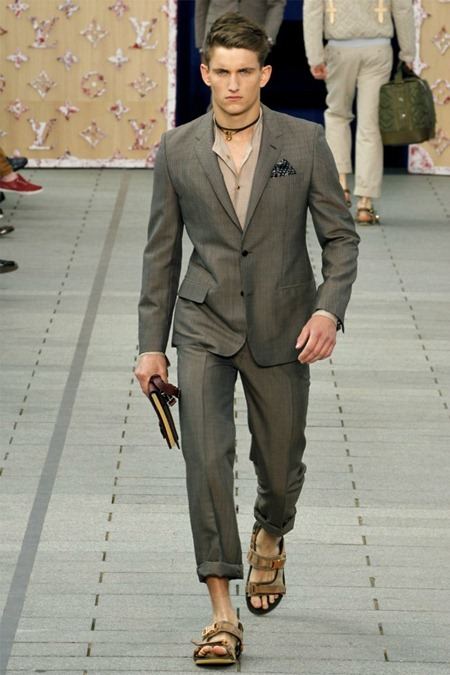 PARIS FASHION WEEK: LOUIS VUITTON SPRING 2012