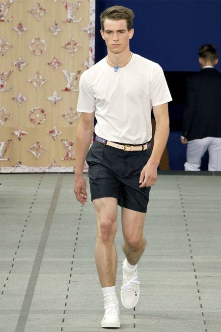 PARIS FASHION WEEK: LOUIS VUITTON SPRING 2012