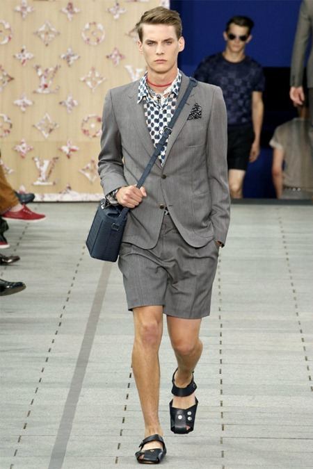 PARIS FASHION WEEK: LOUIS VUITTON SPRING 2012