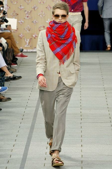 PARIS FASHION WEEK: LOUIS VUITTON SPRING 2012