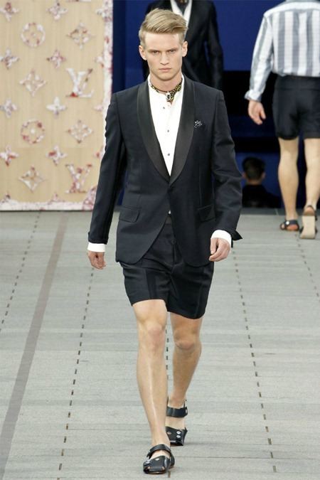 PARIS FASHION WEEK: LOUIS VUITTON SPRING 2012
