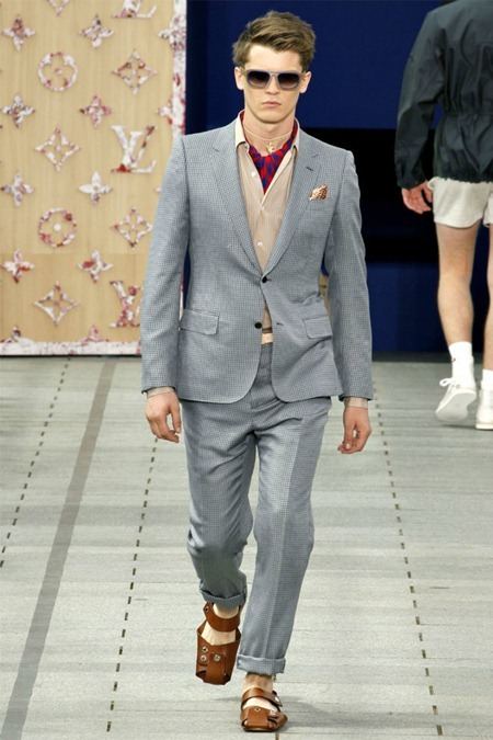PARIS FASHION WEEK: LOUIS VUITTON SPRING 2012