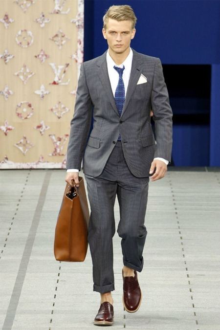 PARIS FASHION WEEK: LOUIS VUITTON SPRING 2012