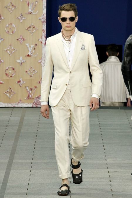 PARIS FASHION WEEK: LOUIS VUITTON SPRING 2012