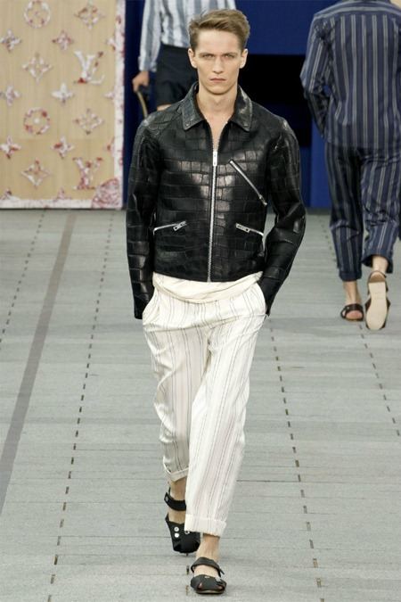 PARIS FASHION WEEK: LOUIS VUITTON SPRING 2012
