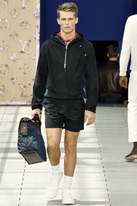 PARIS FASHION WEEK: LOUIS VUITTON SPRING 2012