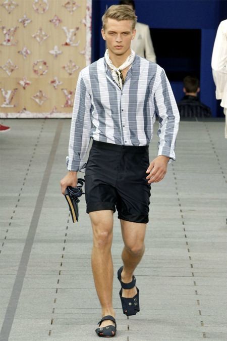 PARIS FASHION WEEK: LOUIS VUITTON SPRING 2012