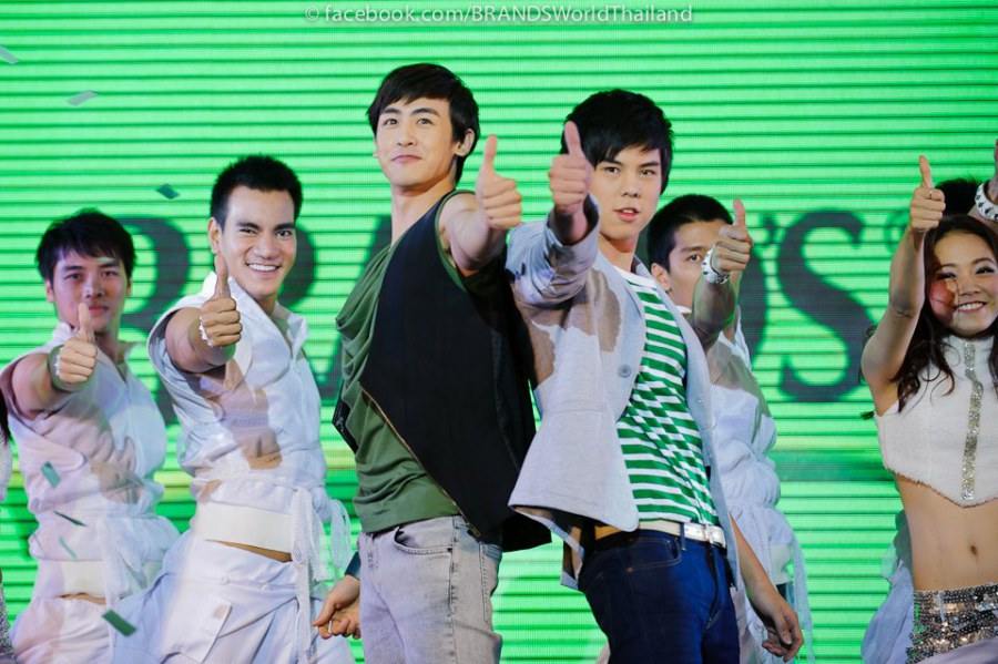 นิชคุณ & พีช-พชร @ งานเปิดแคมเปญ "อนาคต...มีได้ไม่สิ้นสุด ดื่มแบรนด์ทุกวัน"