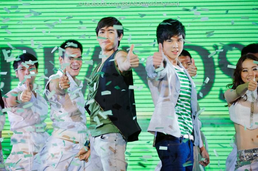 นิชคุณ & พีช-พชร @ งานเปิดแคมเปญ "อนาคต...มีได้ไม่สิ้นสุด ดื่มแบรนด์ทุกวัน"