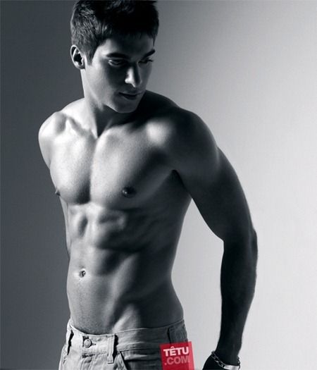 MASCULINE DOSAGE: JULIEN FOR T&Ecirc;TU MAGAZINE