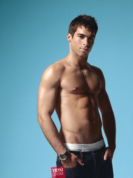 MASCULINE DOSAGE: JULIEN FOR T&Ecirc;TU MAGAZINE