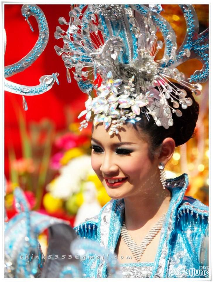 นักแสดงร่วมขบวน