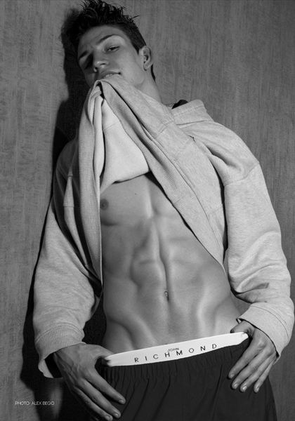 Nikita : Looks Do Kill : HQ images