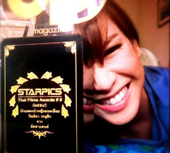 ดีใจกับพี่"ป๊อก"ค่ะ....ที่ได้รางวัลนำหญิงยอดเยี่ยมจากนิตยสาร"Starpics" ^^