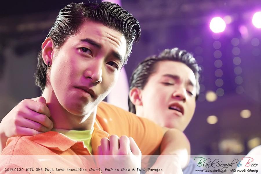 โตโน่ & ริท เดินแบบงาน AIIZ Love Connection Charity @ Parc Paragon