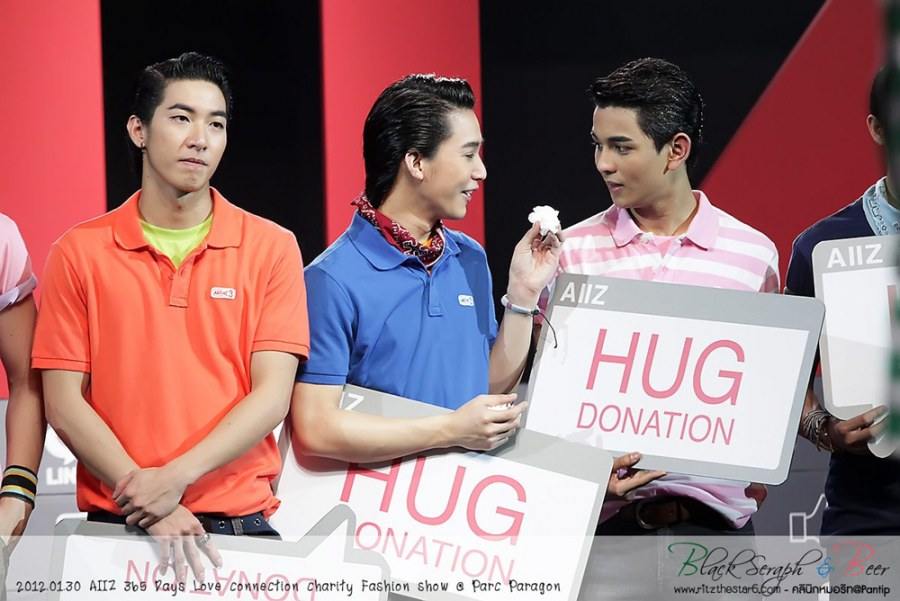 โตโน่ & ริท เดินแบบงาน AIIZ Love Connection Charity @ Parc Paragon