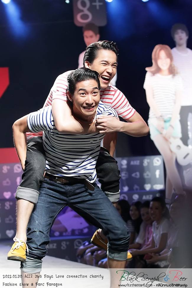 โตโน่ & ริท เดินแบบงาน AIIZ Love Connection Charity @ Parc Paragon