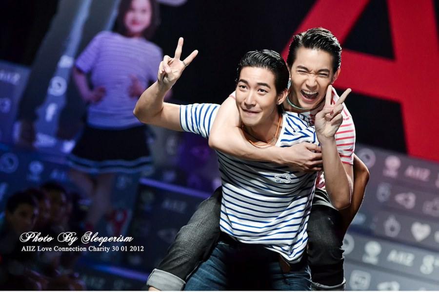 โตโน่ & ริท เดินแบบงาน AIIZ Love Connection Charity @ Parc Paragon