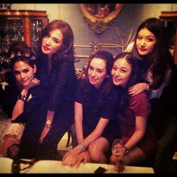 Chompoo Araya w/ friend @Instagram