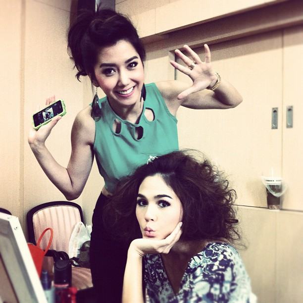 Chompoo Araya w/ friend @Instagram