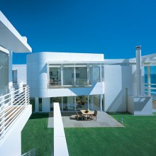 Luxury Beach Houses – Oceanfront Design with White Exteriors and Interiors