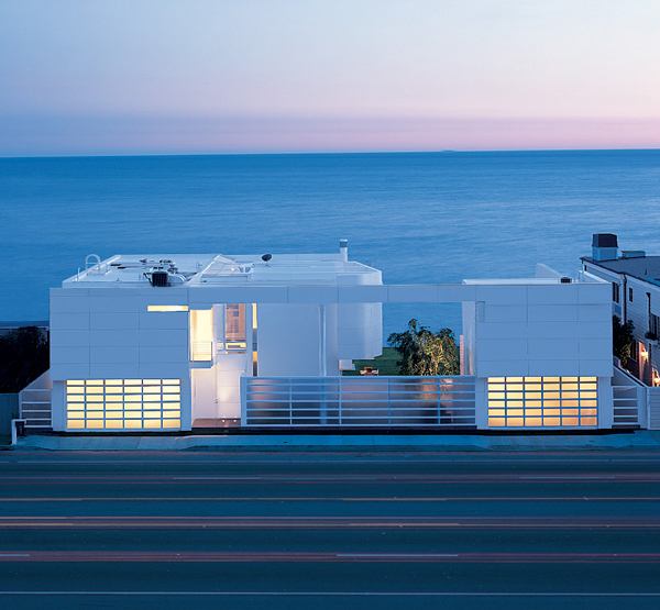 Luxury Beach Houses &ndash; Oceanfront Design with White Exteriors and Interiors