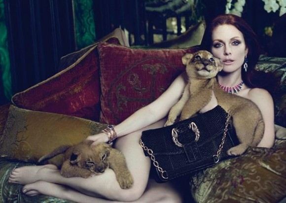 จูลี่แอนน์ มัวร์ - เร้าร้อนเกินเหตุ