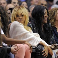 เป๊ะหรือเล๊ะลุคใหม่ Rihanna ที่การแข่งขัน Basket Ball ที่ LA!