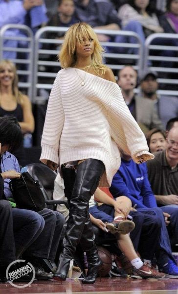เป๊ะหรือเล๊ะลุคใหม่ Rihanna ที่การแข่งขัน Basket Ball ที่ LA!