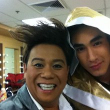 แอบดู! หนุ่มๆ 4+1 เฮฮาหลังเวทีคอนเสิร์ต