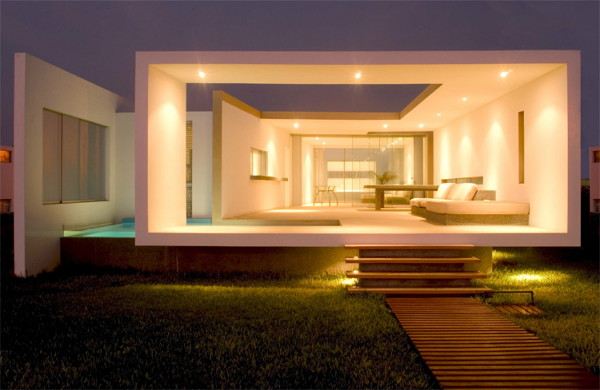 Small Beach House &ndash; Cool Cut-Out Design in Peru