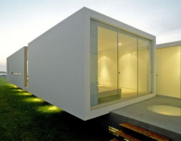 Small Beach House &ndash; Cool Cut-Out Design in Peru