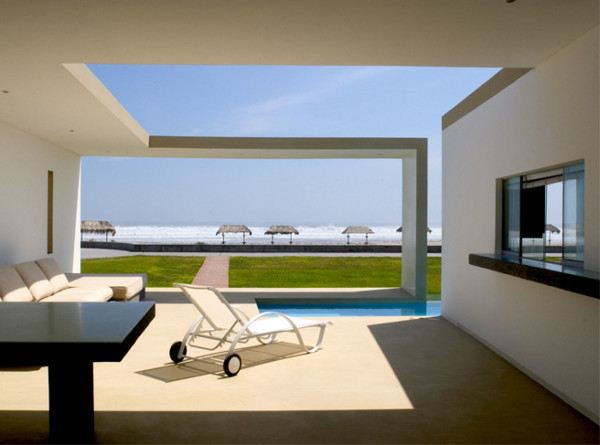 Small Beach House &ndash; Cool Cut-Out Design in Peru