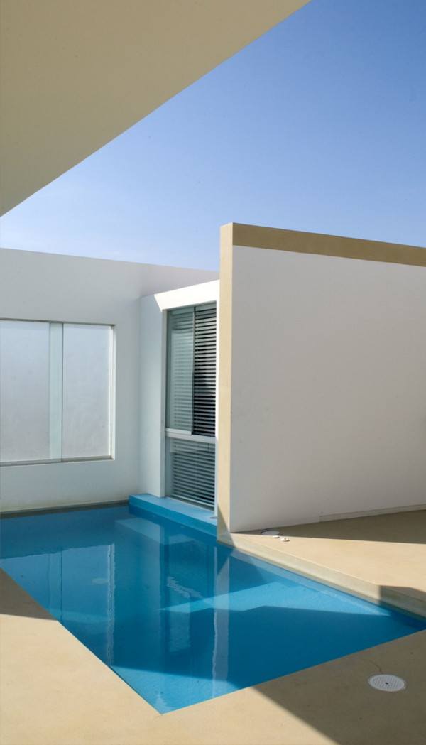 Small Beach House &ndash; Cool Cut-Out Design in Peru